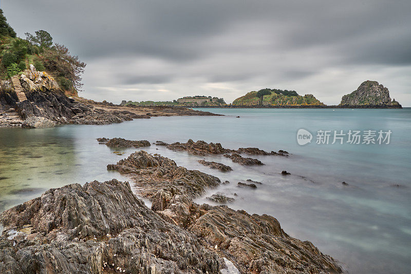 Cancale, Brittany FRANCE - 2017年10月29日:长曝光拍摄于海边。